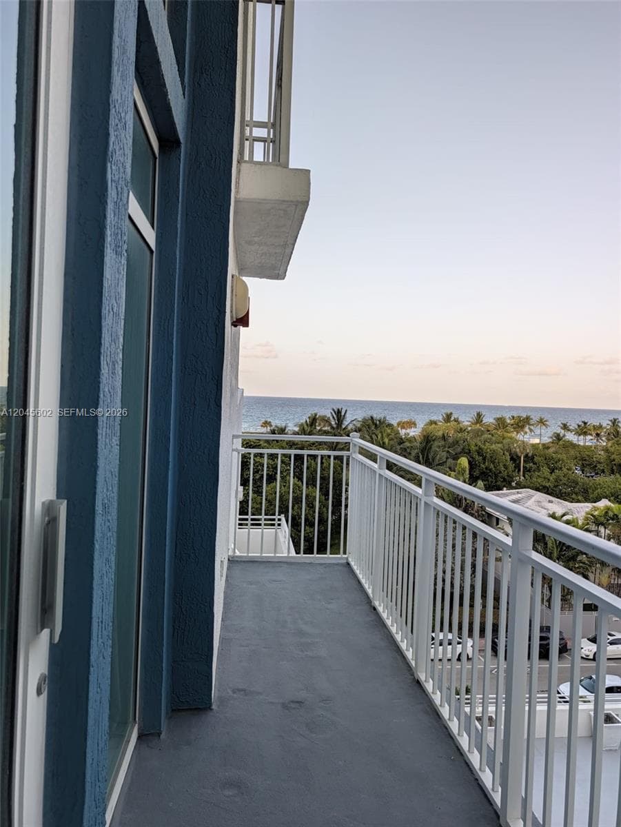 A12045602 — Miami Beach — 11