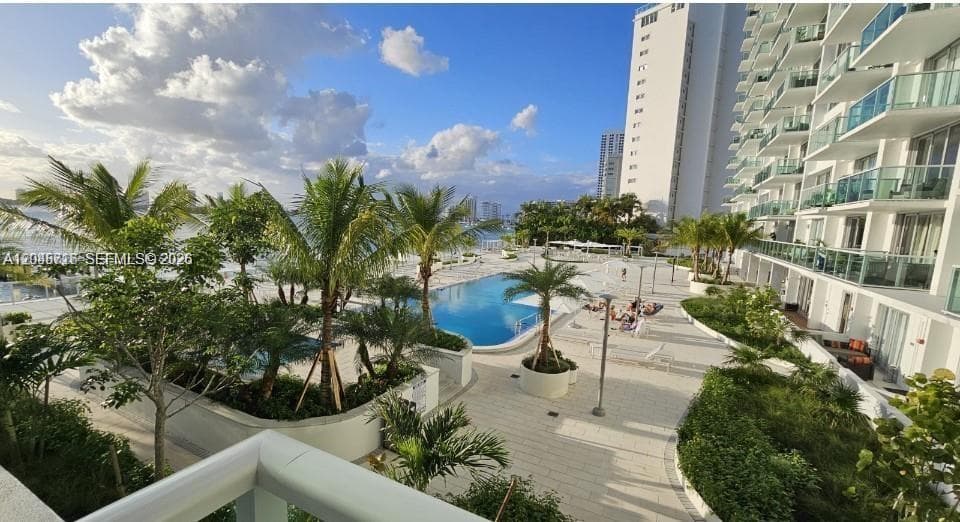 A12045716 — Miami Beach — 11