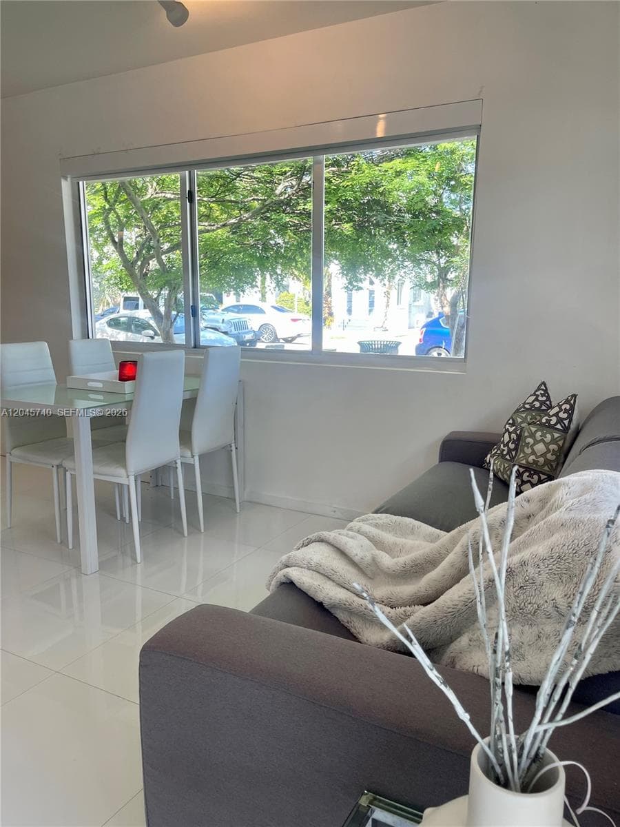 A12045740 — Miami Beach — 6