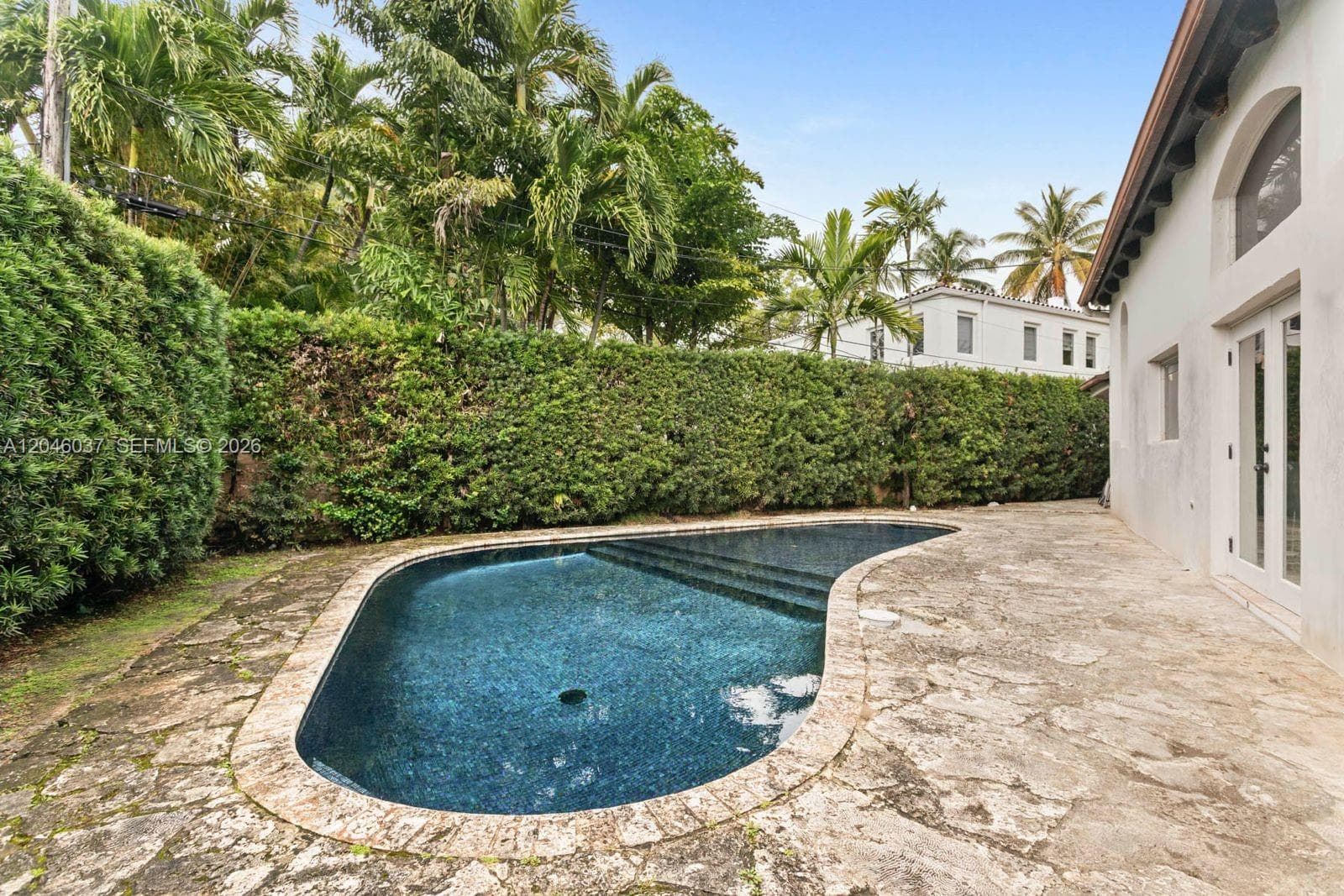 A12046037 — Miami Beach — 9