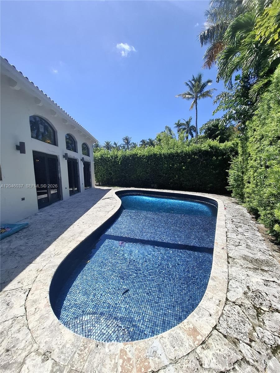 A12046037 — Miami Beach — 10