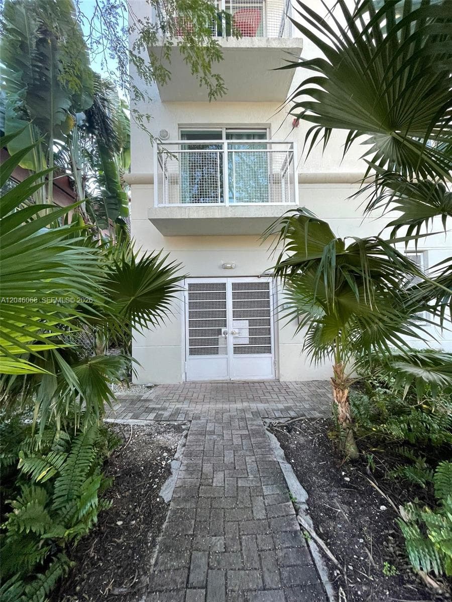 A12046068 — Miami Beach