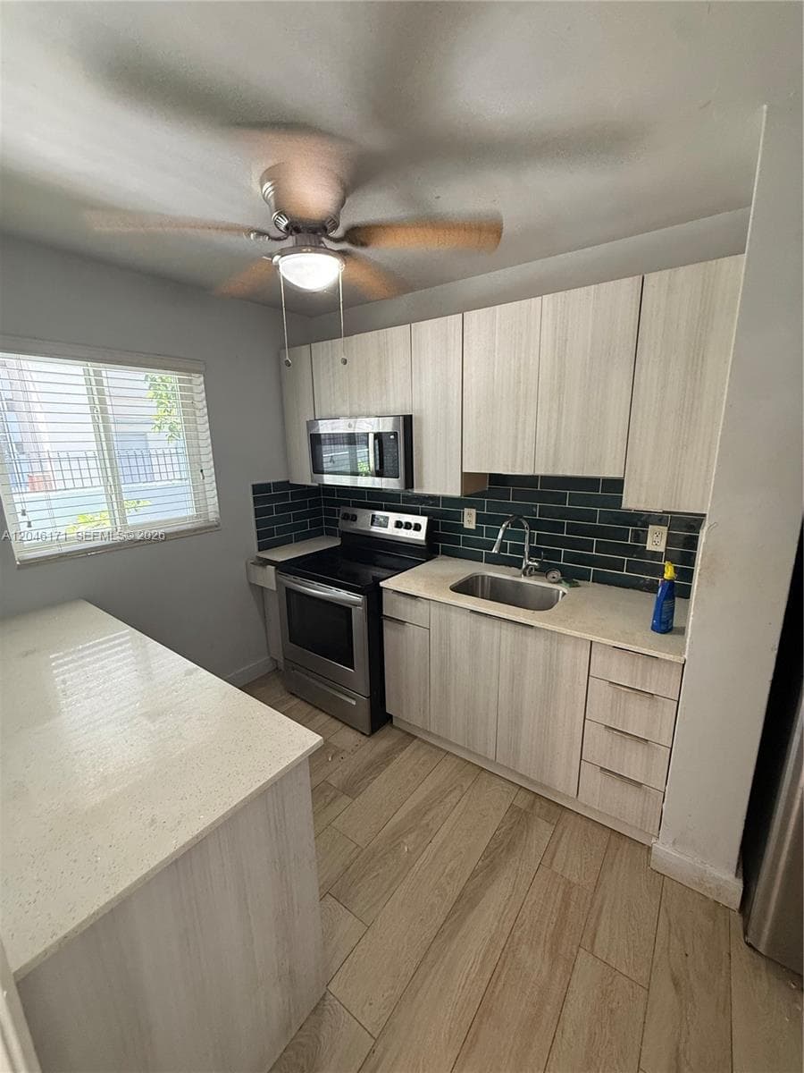 A12046171 — Miami Beach — 10