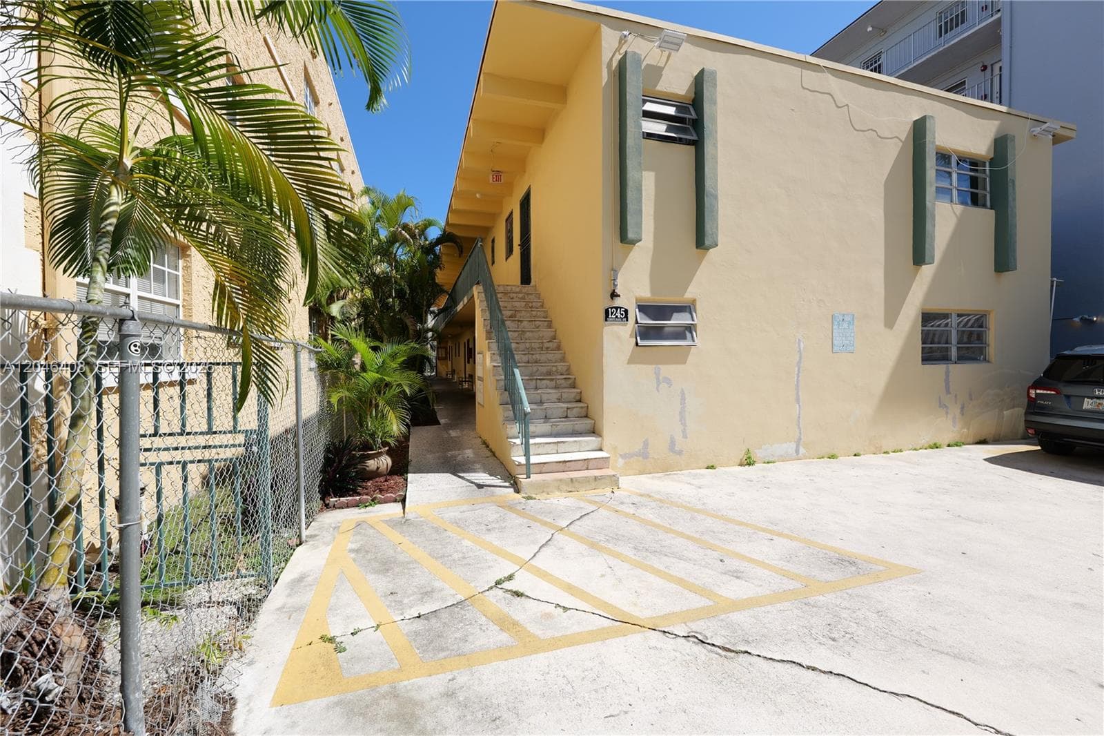 A12046408 — Miami Beach — 9