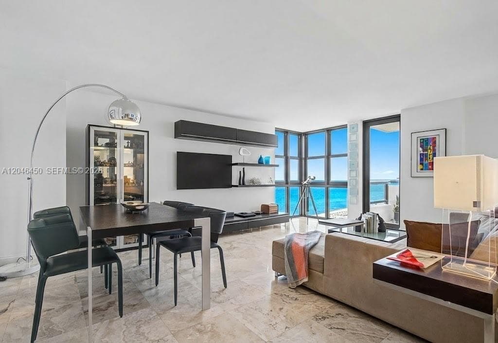 A12046450 — Miami Beach