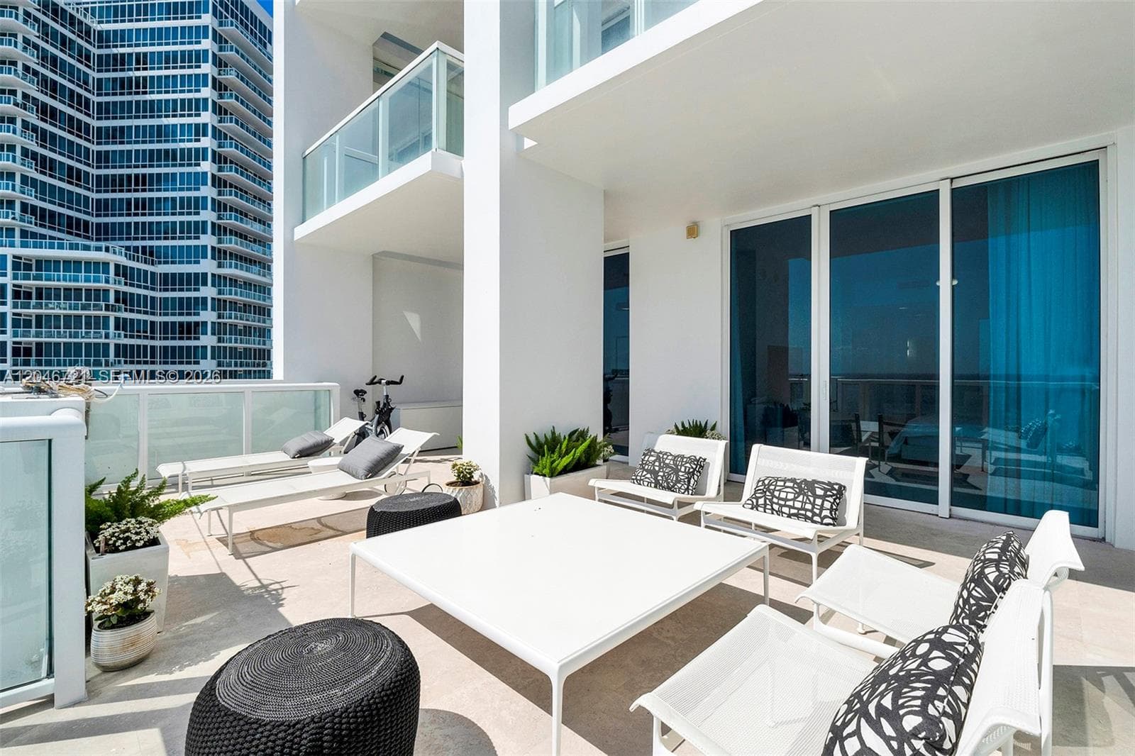A12046721 — Miami Beach — 10