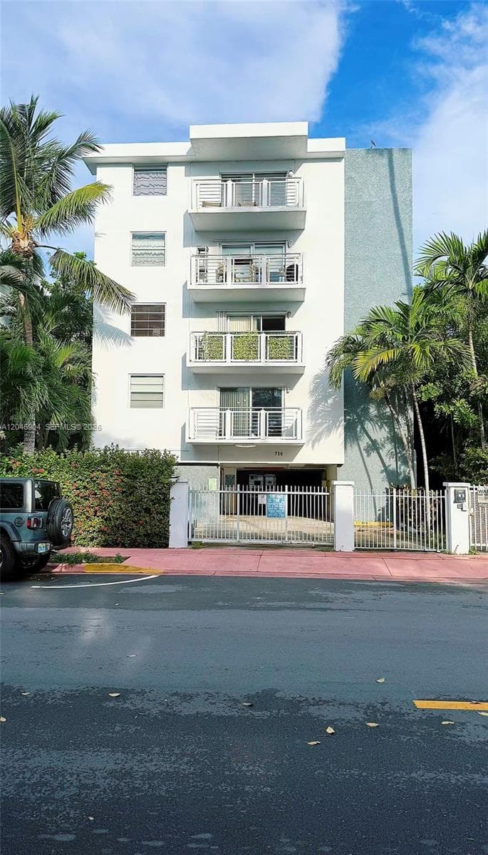 A12046904 — Miami Beach