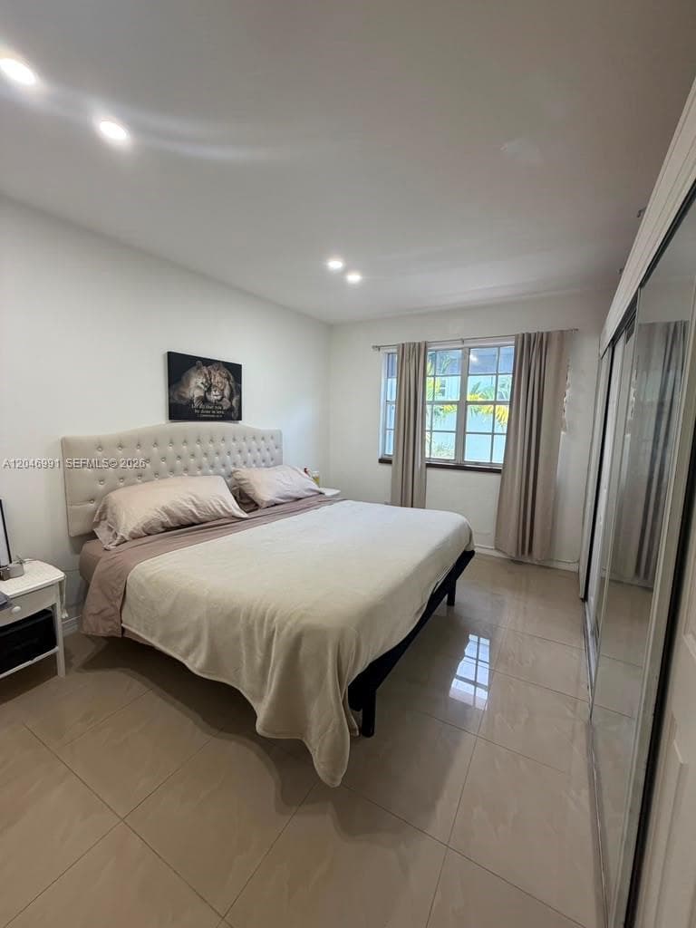 A12046991 — Miami Beach — 9