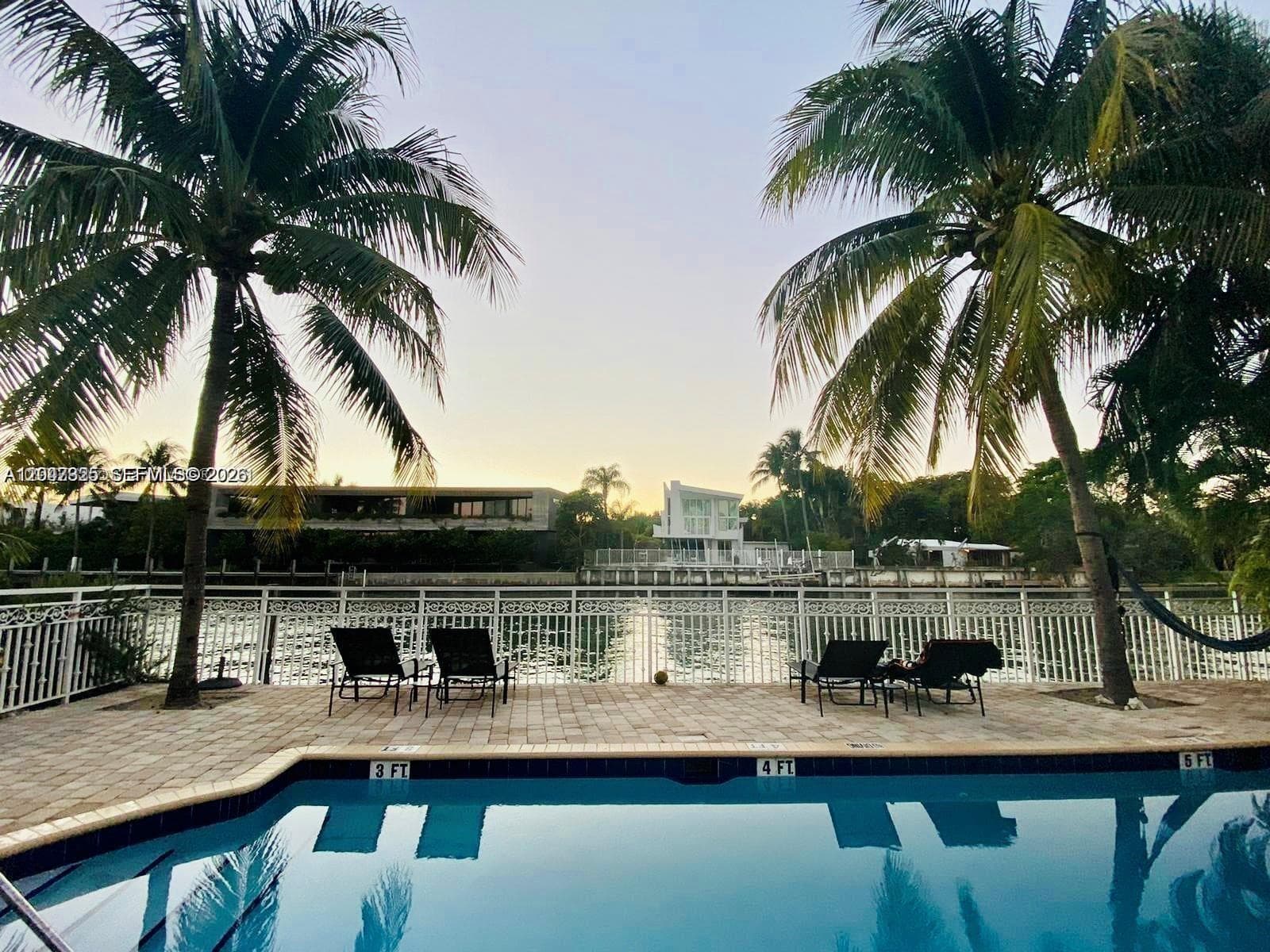 A12047325 — Miami Beach — 18