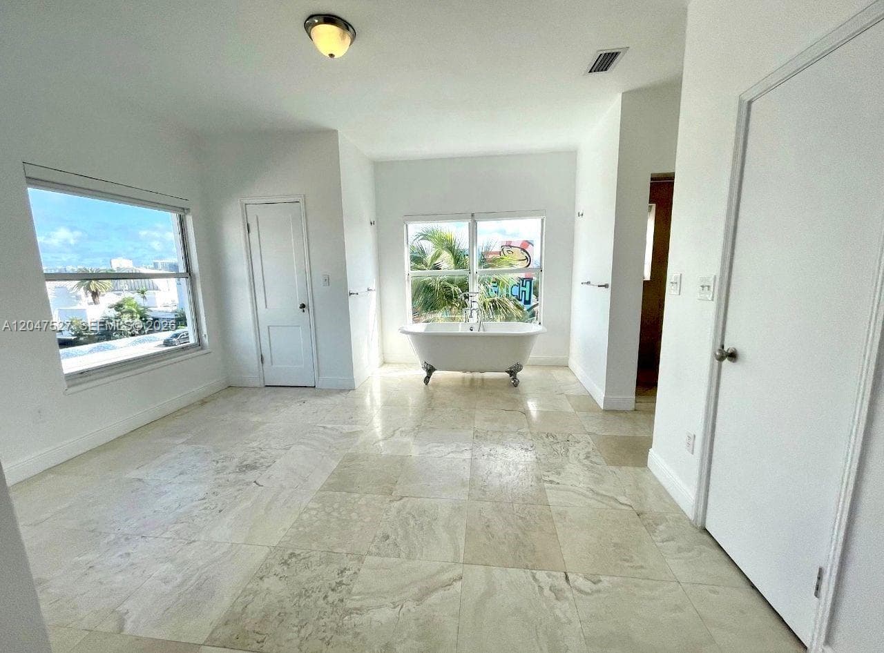 A12047527 — Miami Beach — 19