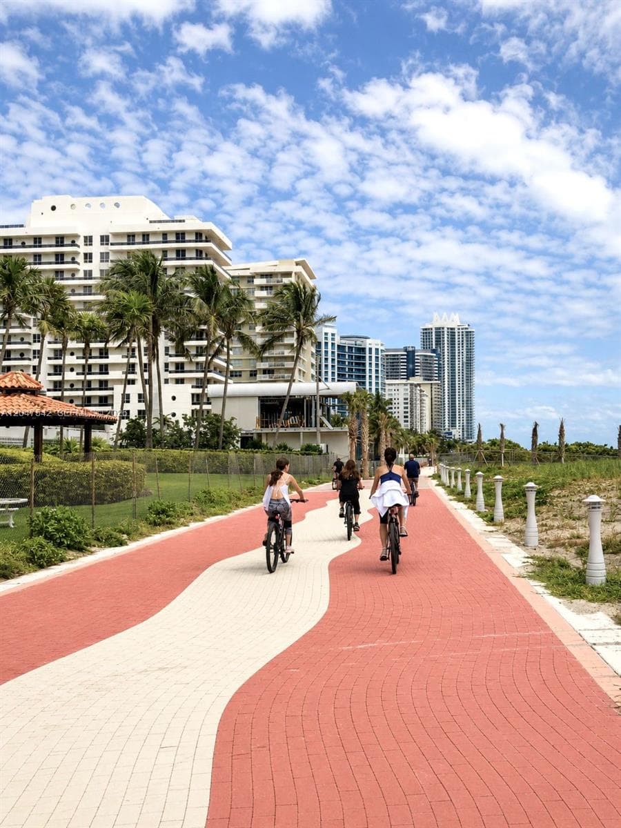 A12047542 — Miami Beach — 33