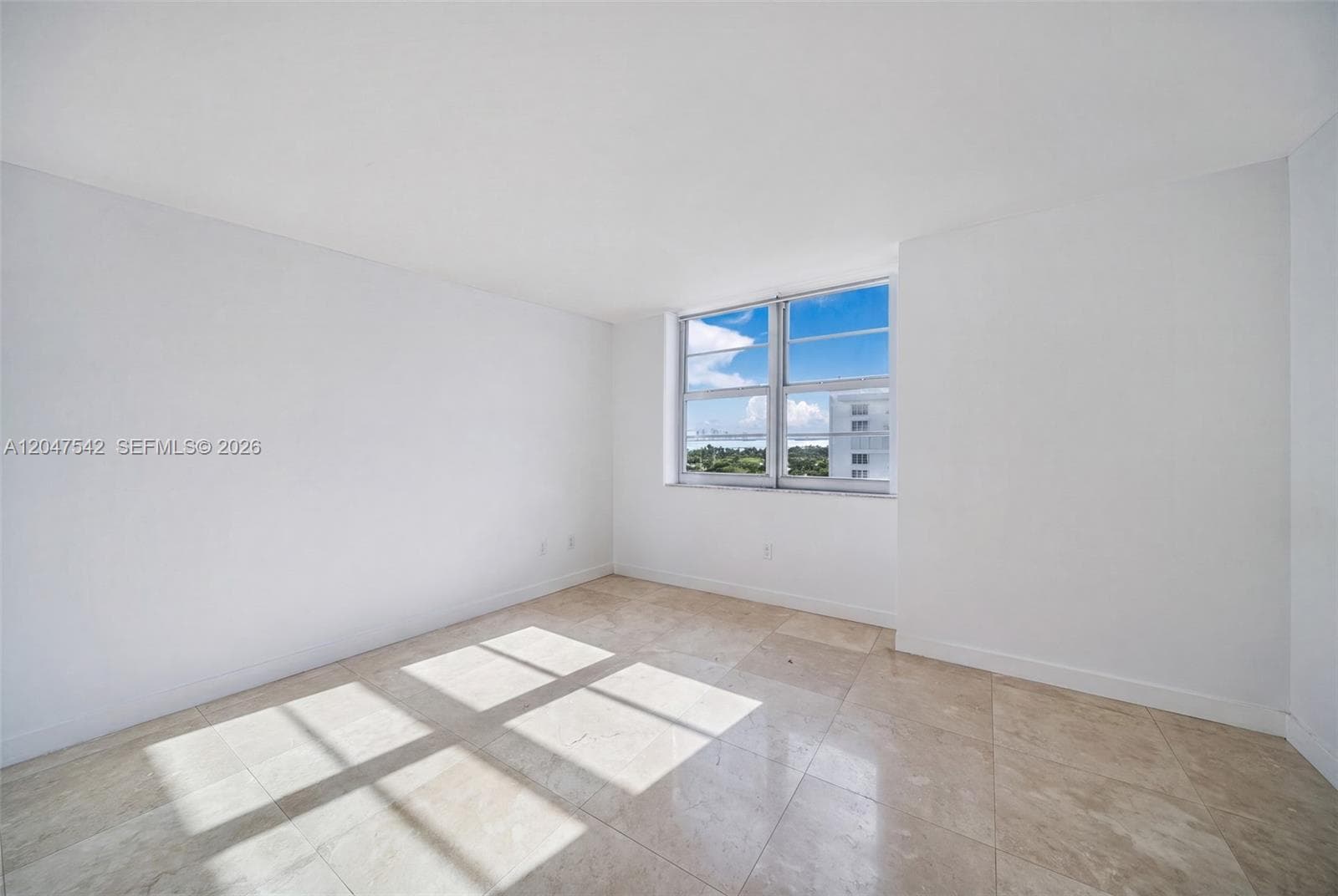 A12047542 — Miami Beach — 14