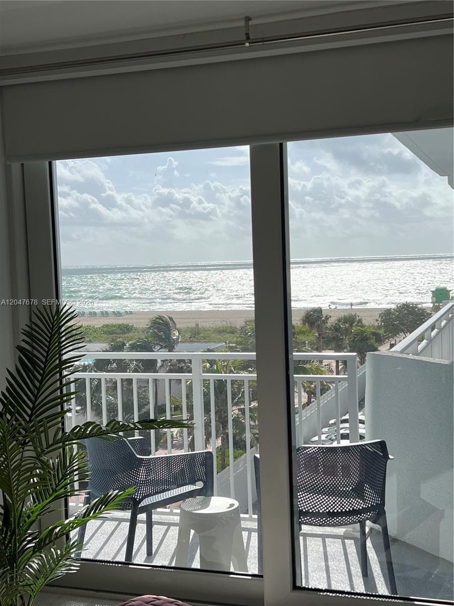 A12047678 — Miami Beach — 2
