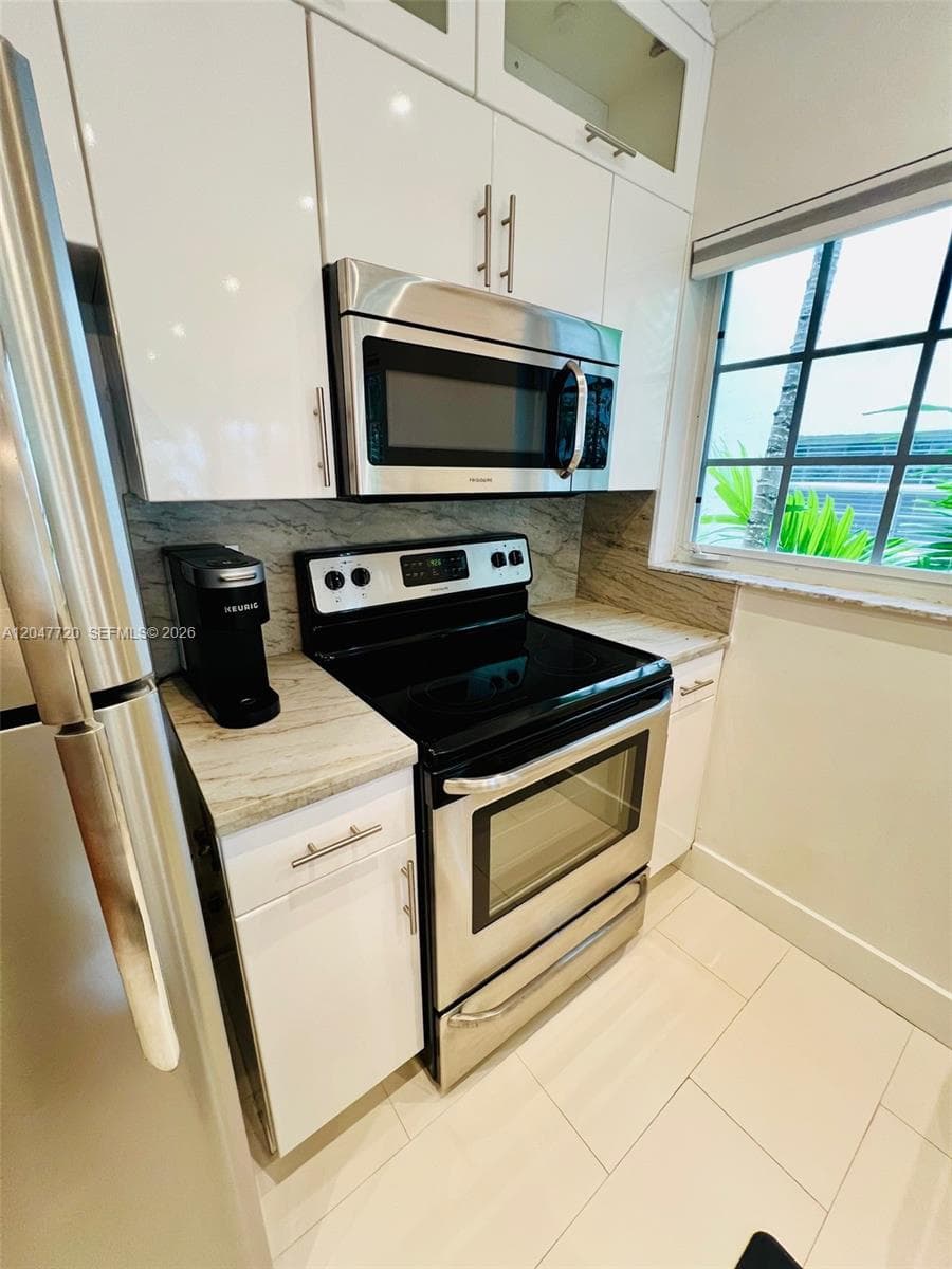 A12047720 — Miami Beach — 9