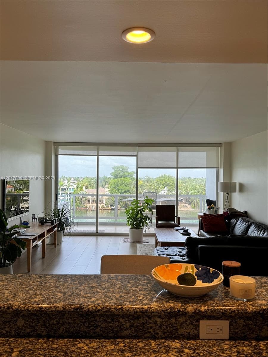 A12047889 — Miami Beach — 12
