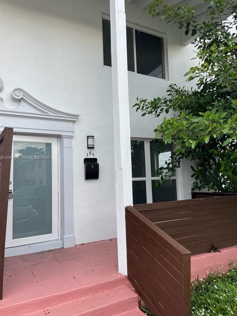 A12047892 — Miami Beach — 2