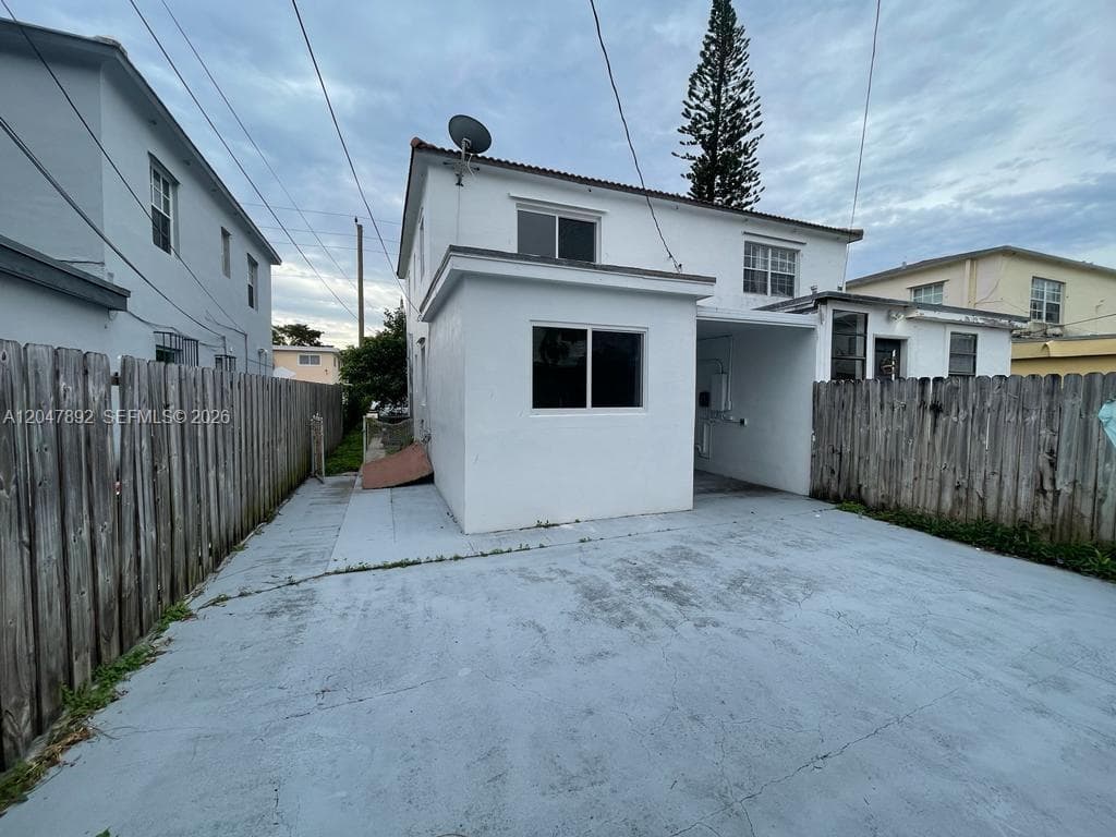 A12047892 — Miami Beach — 41