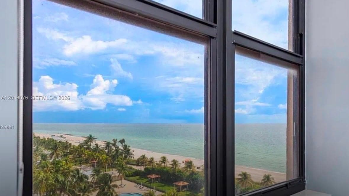 A12048076 — Miami Beach — 32