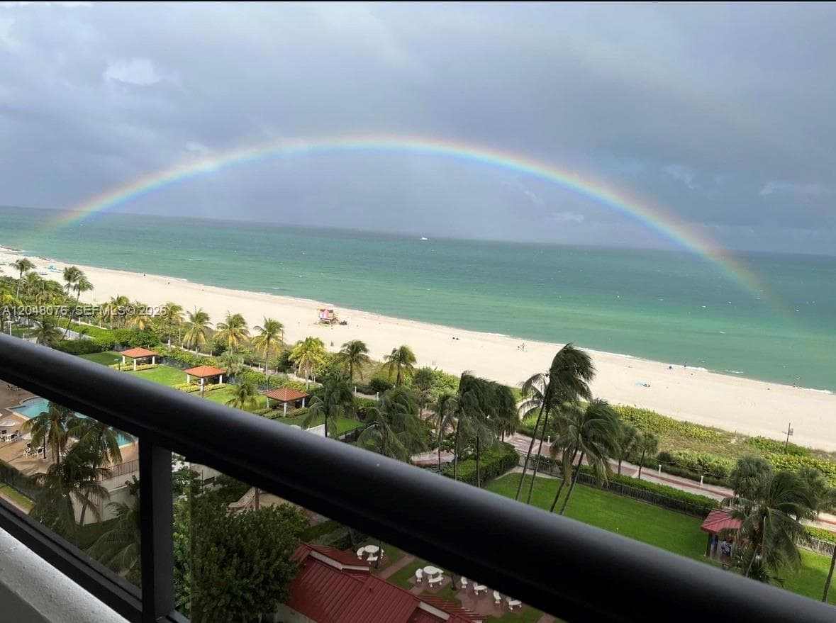 A12048076 — Miami Beach — 33