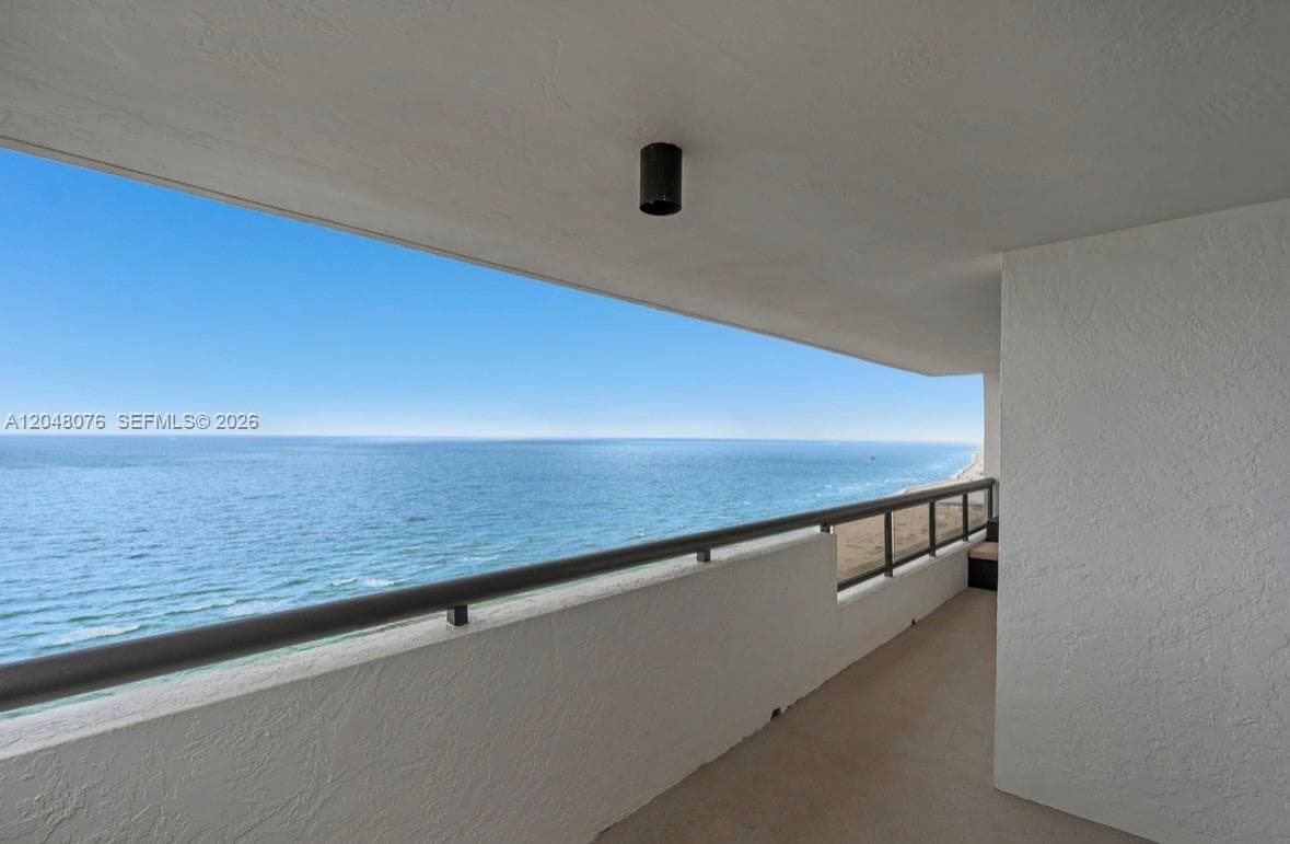 A12048076 — Miami Beach — 14