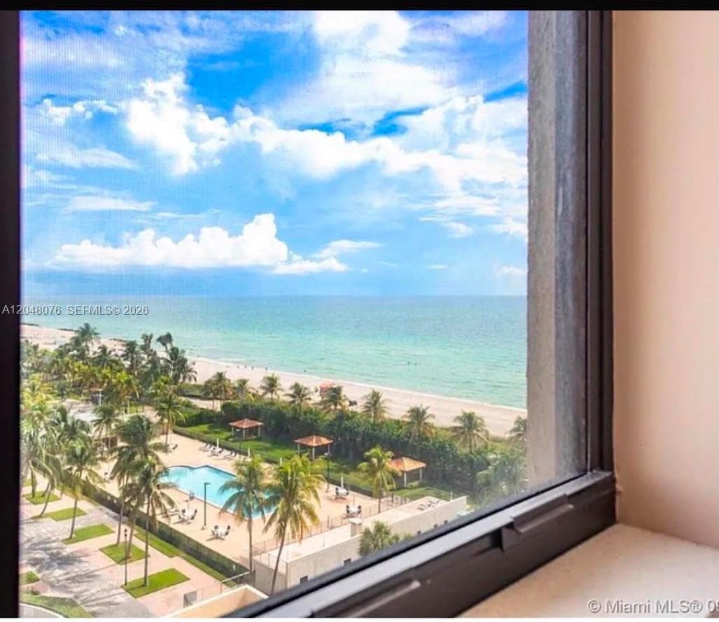 A12048076 — Miami Beach — 29