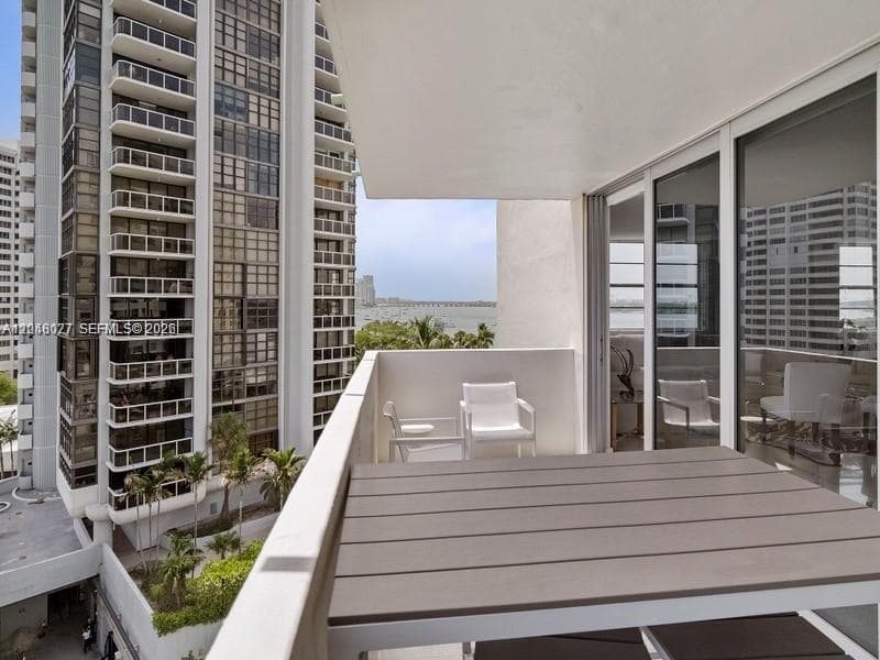 A12048077 — Miami Beach — 30