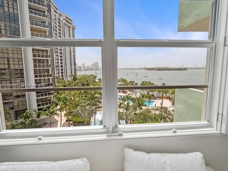 A12048077 — Miami Beach — 33