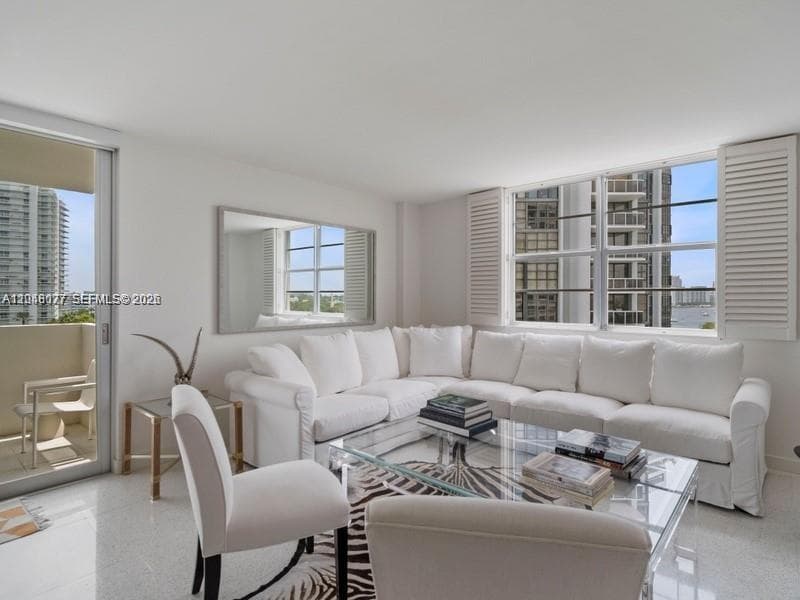 A12048077 — Miami Beach — 19
